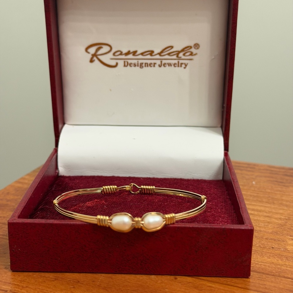 Ronaldo Gold and White Pearl Bracelet